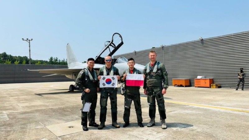 Piloci z Polski i Republiki Korei po szkoleniu na FA-50