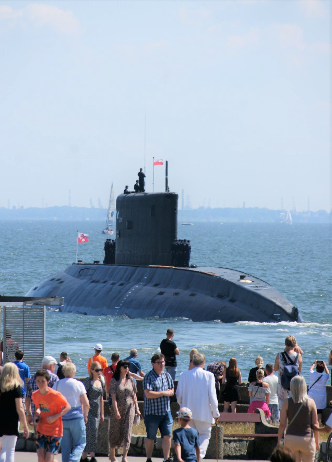 KO i PiS prezentują swoje obietnice wyborcze