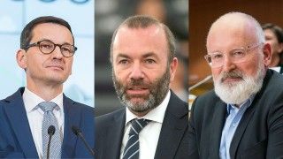Od lewej: premier Mateusz Morawiecki, Manfred Weber i Frans Timmermans