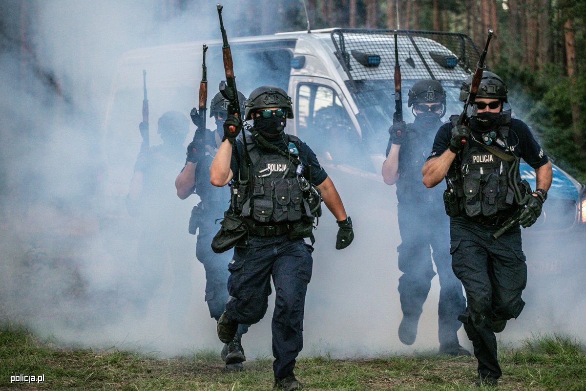 MSWiA wysyła policjantów na granicę. Pojedzie więcej prewencji i kontrterrorystów