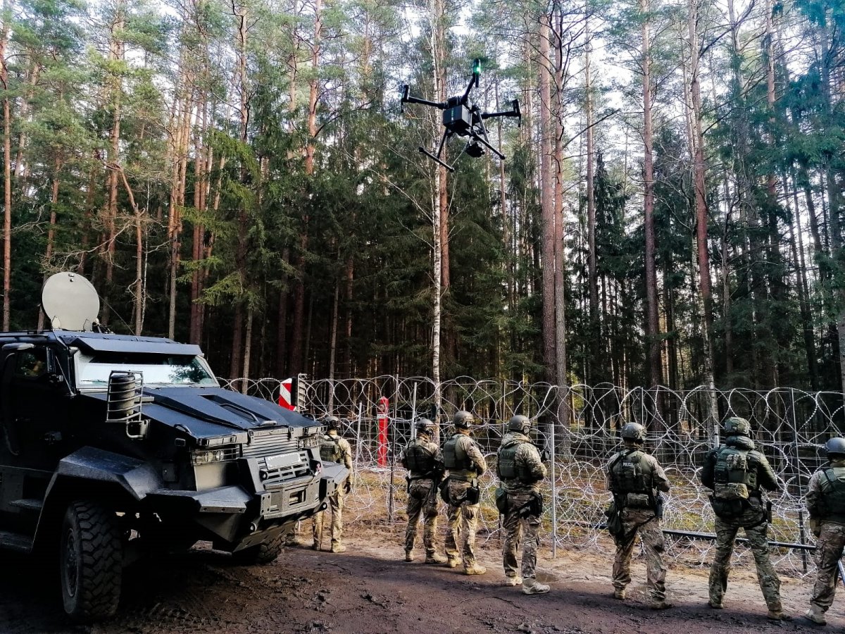 Armatki i pojazdy opancerzone jadą na granicę. Sytuację kontrolował będzie również śmigłowiec