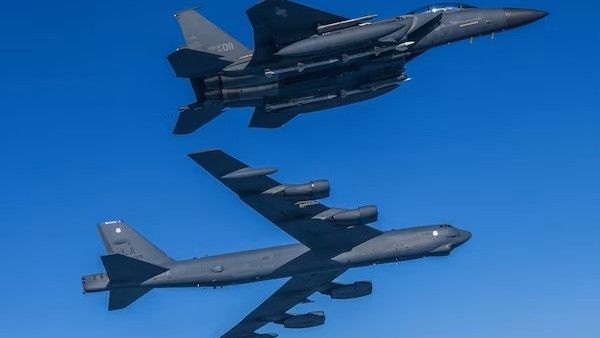 Amerykański bombowiec B-52 i F-15E