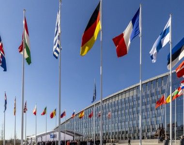 Flaga Finlandii wśród innych flag reprezentujących 31 państw członkowskich NATO