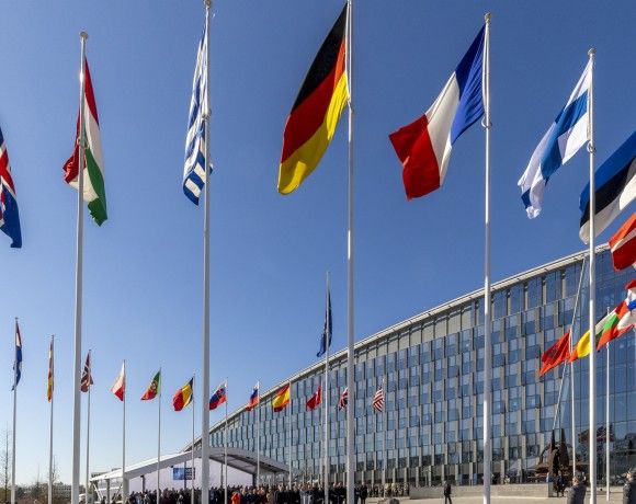 Flaga Finlandii wśród innych flag reprezentujących 31 państw członkowskich NATO