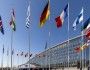 Flaga Finlandii wśród innych flag reprezentujących 31 państw członkowskich NATO