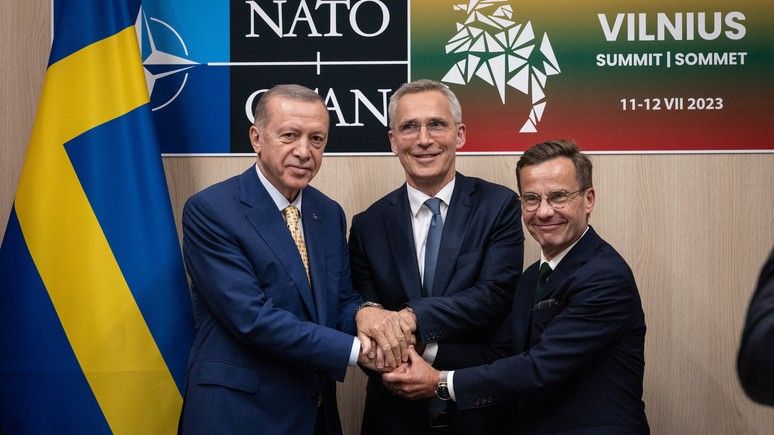 Spotkanie prezydenta Turcji, sekretarza generalnego NATO oraz premiera Szwecji w czasie szczytu NATO w Wilnie.