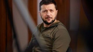 W mediach trwa dyskusja na temat obecności prezydenta Ukrainy Wołodymyra Zelenskiego podczas szczytu NATO w Wilnie.