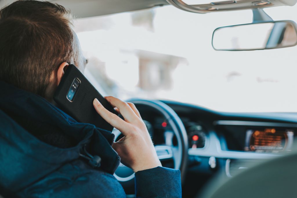 #CyberMagazyn: Korzystasz ze telefona podczas kierowania autem? Oto dlaczego warto przestać