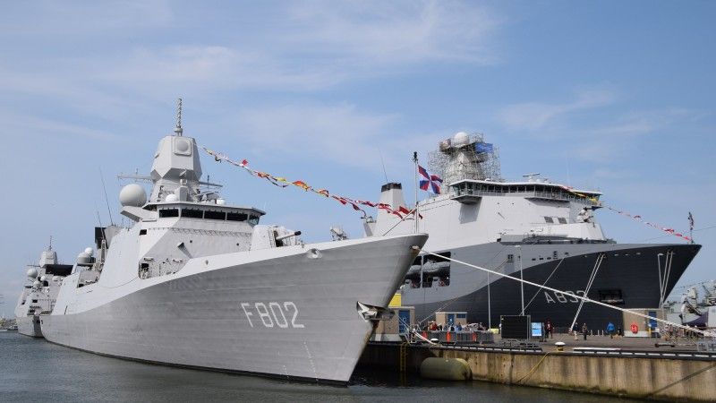 Królestwo Niderlandów systematycznie inwestuje w marynarkę wojenną (Koninklijke Marine), czego przejawem jest skierowanie do modernizacji największych okrętów eskortowych tamtejszych sił morskich - fregat przeciwlotniczych typu LCF. Na zdjęciu prototypowa jednostka De Zeven Provinciën (F802).