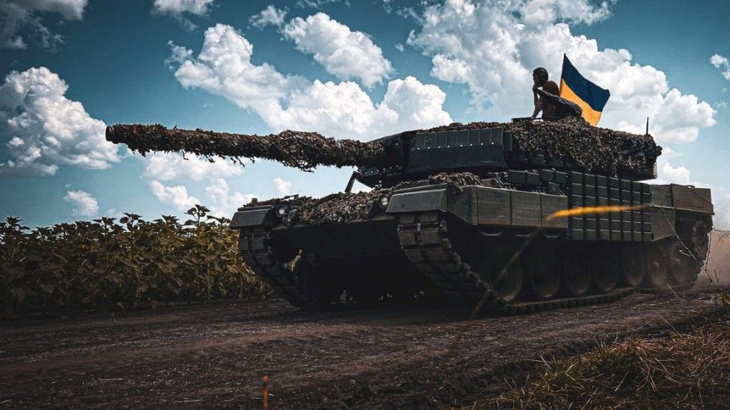 Leopard 2A4 z zamontowanym pancerzem ERA.