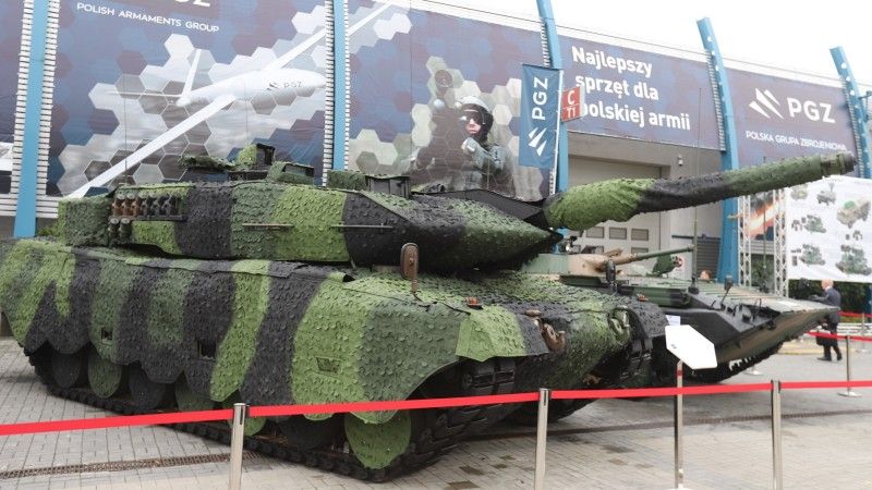 Czołg Leopard 2A5 wyposażony w kamuflaż mobilny opracowany we współpracy WZM S.A. z firmą Miranda Spółka z o.o.