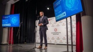 Minister cyfryzacji Janusz Cieszyński w czasie konferencji