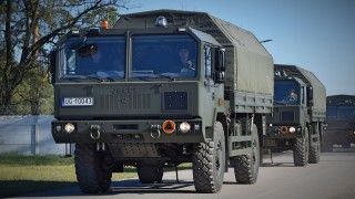 Ciężarówki Jelcz 442.32 należące do 1 Warszawskiej Brygady Pancernej.