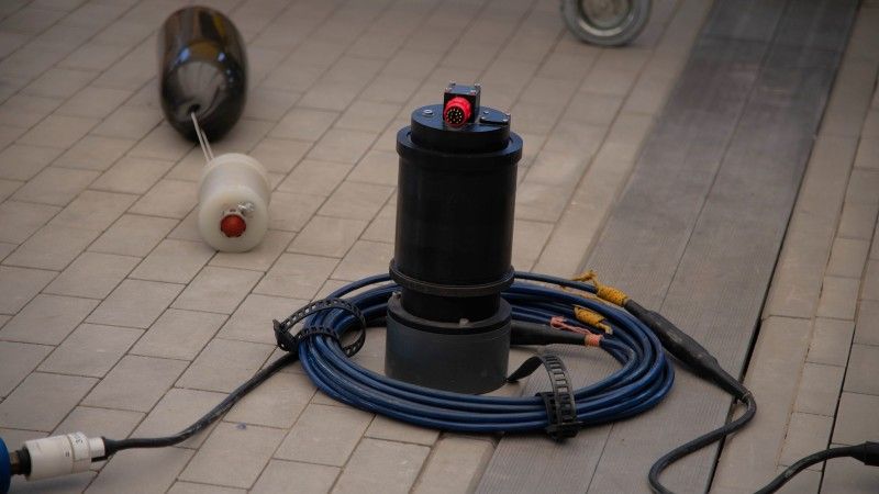 Sonar wchodzący w skład bariery akustycznej OBR CTM. Za nim pirotechniczny środek rażenia do przeciwdziałania dywersji podwodnej