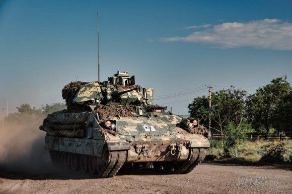 Amerykański bojowy wóz piechoty M2A2 ODS-SA Bradley w służbie Zbrojnych Sił Ukrainy.