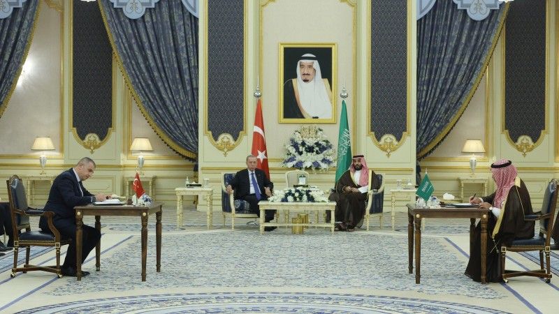 Prezydent RTErdogan został powitany podczas oficjalnej ceremonii przez księcia koronnego Mohammeda bin Salmana bin Abdulaziza Al Sauda w Dżuddzie w Arabii Saudyjskiej, pierwszym przystanku podróży po Zatoce Perskiej.