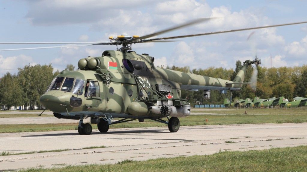Rosyjski Mi-8 z białoruską flagą (zdjęcie ilustracyjne)