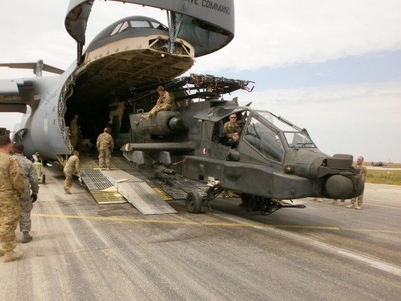 Wyładunek śmigłowca szturmowego AH-64 Apache z pokładu samolotu transportowego C-5 Galaxy w Afganistanie.