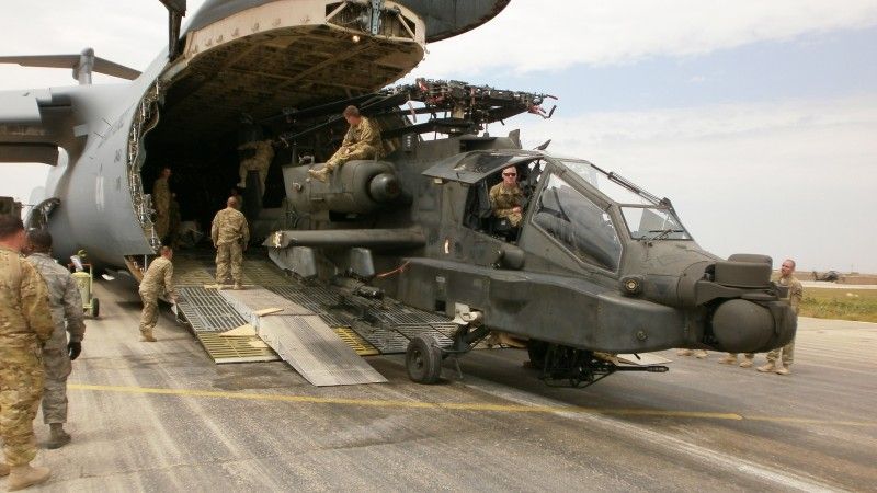 Wyładunek śmigłowca szturmowego AH-64 Apache z pokładu samolotu transportowego C-5 Galaxy w Afganistanie.