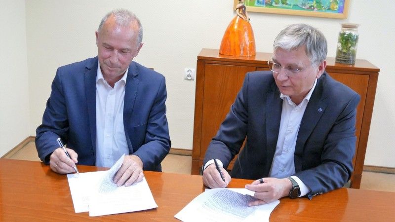 Bogdan Traczyk, President of the Upper Silesian Accelerator for Commercial Enterprises, and Piotr Wojciechowski – President of the Management Board at the WB Group have concluded an agreement finalizing the acquisition of the Silesian Aerospace Industry Scientific and Technological Center by the WB Group.