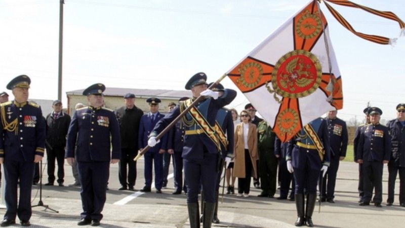 Sztandar rosyjskiej gwardyjskiej jednostki wojskowej udekorowany wstęgą świętego Jerzego.