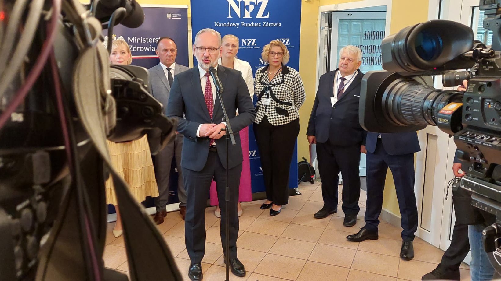 Burza wokół Adama Niedzielskiego: lekarze mu nie ufają. „Niezbędne działanie prokuratury”
