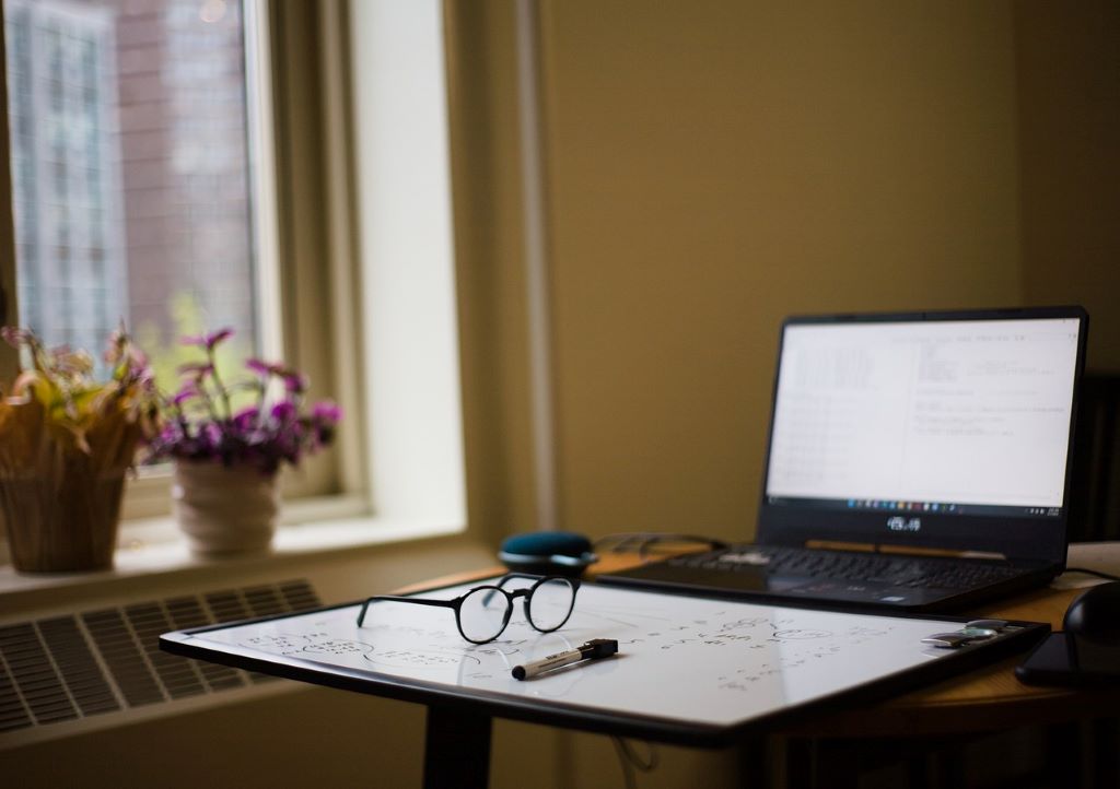 Laptopy dla czwartoklasistów. Znamy pierwszych dostawców