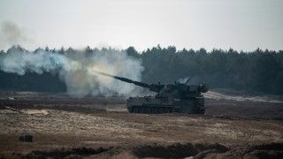 Armatohaubica samobieżna Krab strzela na poligonie w Toruniu.