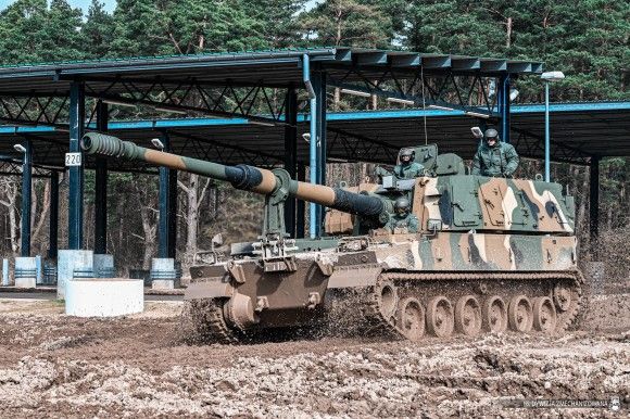 Polska armatohaubica K9A1 Thunder na poligonie.