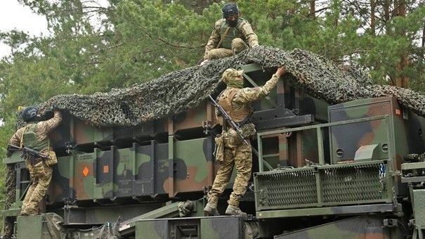 Ukraińscy żołnierze przygotowują do działań wyrzutnię systemu Patriot uzbrojoną w pociski PAC-2.