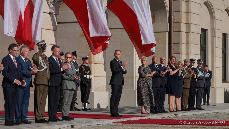 Prezydent Andrzej Duda przed pałacem prezydenckim