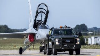 FA-50, Ford F-350, ciągnik lotniskowy