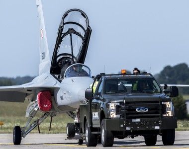 FA-50, Ford F-350, ciągnik lotniskowy