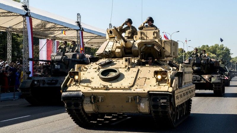 Amerykański bojowy wóz piechoty M2A3 Bradley oraz rumuńskie zestawy przeciwlotnicze Gepard.