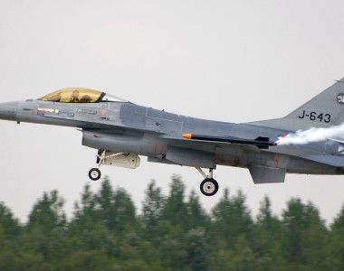 Duński samolot bojowy F-16 nad bazą lotniczą Kecskemét (Węgry), 2007 rok.