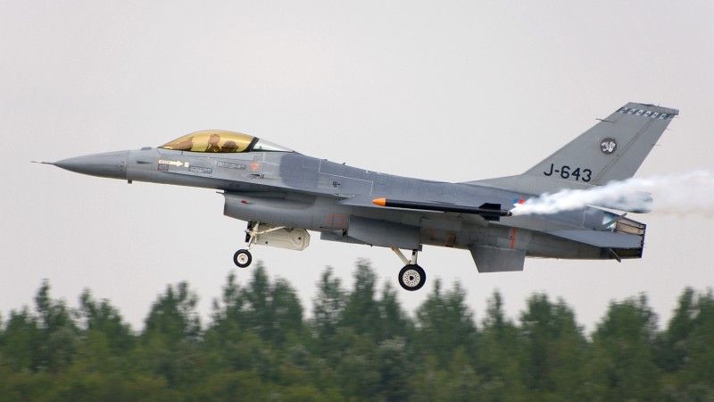 Duński samolot bojowy F-16 nad bazą lotniczą Kecskemét (Węgry), 2007 rok.