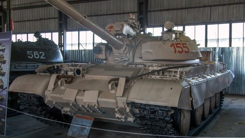 Czołg T-55AM, wóz ten wyposażony jest w system kierowania ogniem Wołna, oraz moduły pancerza BDD na przedniej płycie kadłuba oraz na przednim pancerzu wieży.