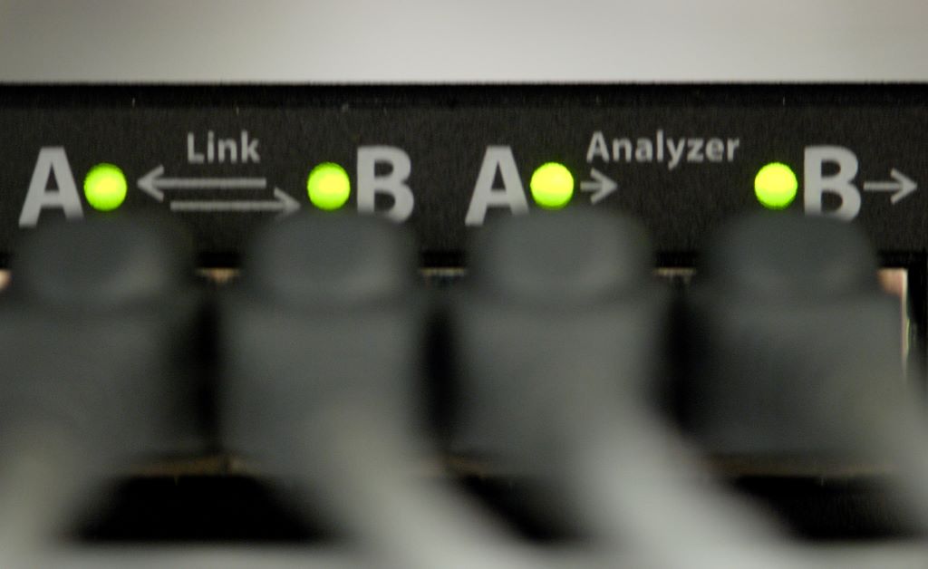 Firma hakująca telefony prosi organy ścigania o poufność. Przekracza granicę?