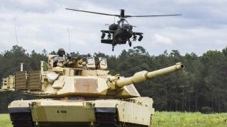 Czołg podstawowy M1A1SA Abrams i śmigłowiec uderzeniowy AH-64D Apache.
