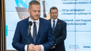 Minister cyfryzacji Janusz Cieszyński w czasie konferencji dot. laptopów dla uczniów i nauczycieli