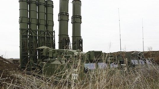 Stojące obok siebie wyrzutnie rakietowe systemu S-300W: typu 9A83 i 9A82
