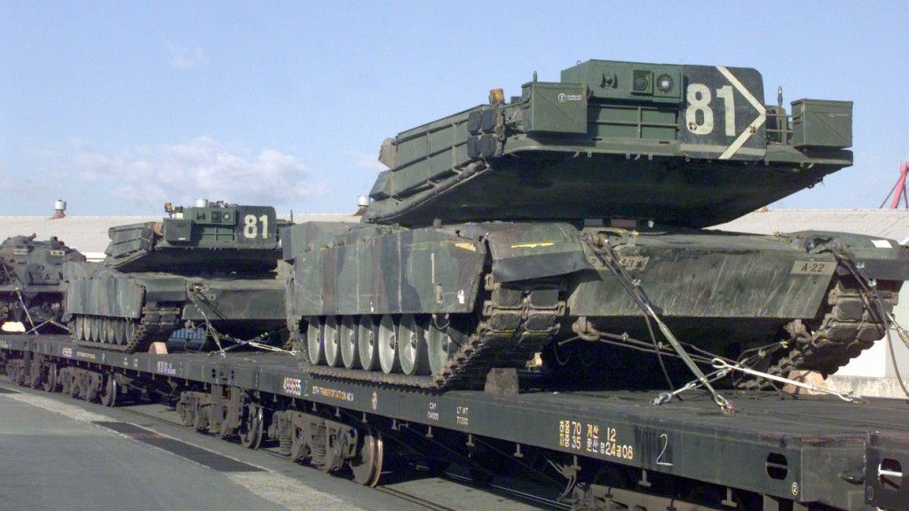 Załadunek czołgów M1A1 Abrams na wagony kolejowe po ćwiczeniach Foal Eagle '98, Pusan, Republika Korei, 1998 rok.