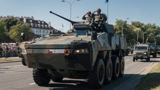 KTO Rosomak z wieżą Hitfist-30P na defiladzie "Silna Biało-Czerwona" z okazji Święta Wojska Polskiego, 15 sierpnia 2023 roku.