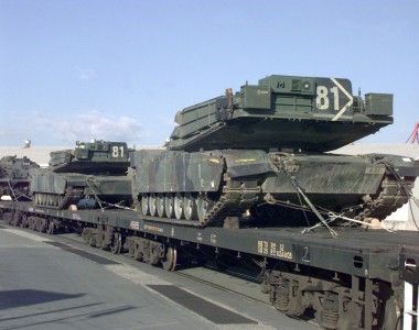 Załadunek czołgów M1A1 Abrams na wagony kolejowe po ćwiczeniach Foal Eagle '98, Pusan, Republika Korei, 1998 rok.