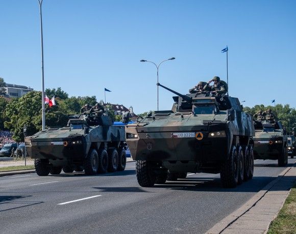 KTO Rosomak z wieżą Hitfist-30P na defiladzie "Silna Biało-Czerwona" z okazji Święta Wojska Polskiego, 15 sierpnia 2023 roku.