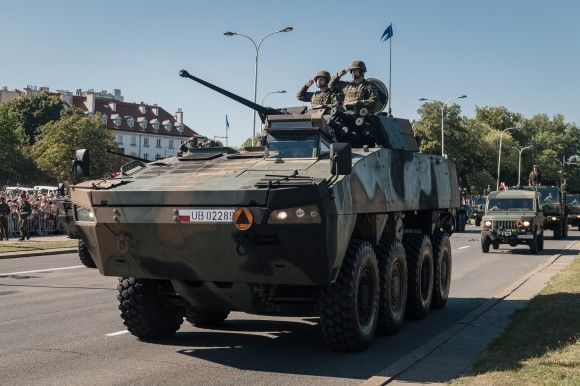 KTO Rosomak z wieżą Hitfist-30P na defiladzie "Silna Biało-Czerwona" z okazji Święta Wojska Polskiego, 15 sierpnia 2023 roku.