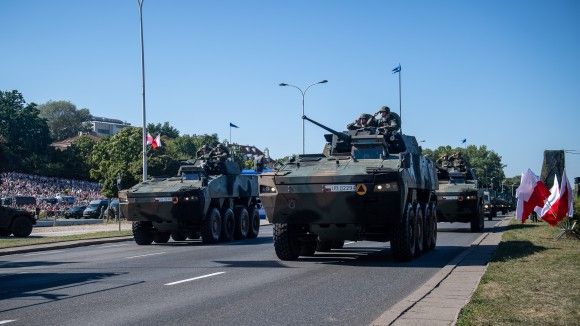 KTO Rosomak z wieżą Hitfist-30P na defiladzie "Silna Biało-Czerwona" z okazji Święta Wojska Polskiego, 15 sierpnia 2023 roku.