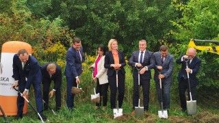 Symboliczne wbicie pierwszych łopat