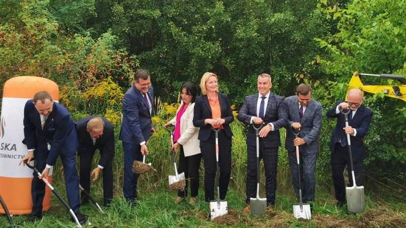 Symboliczne wbicie pierwszych łopat