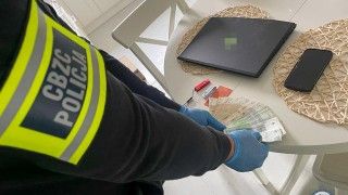 Centralne Biuro Zwalczania Cyberprzestępczości zabezpieczyło sprzęt, nośniki danych, telefony i środki pieniężne